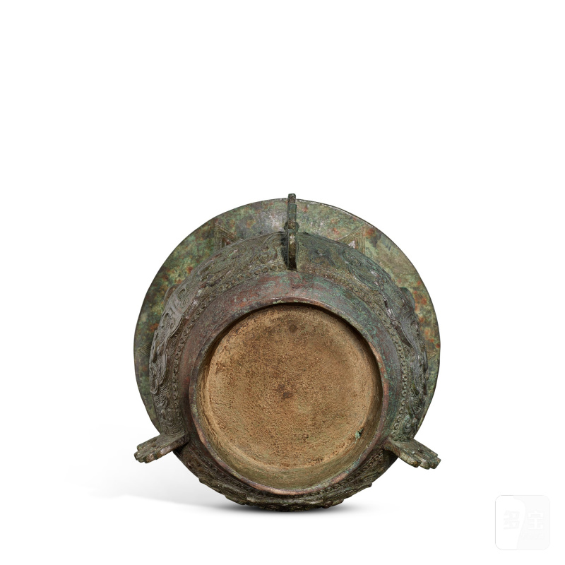 A bronze archaistic 'mask' vessel, zun, Ming dynasty or earlier | 明或更早 青銅仿古獸面紋出戟尊 - 图4